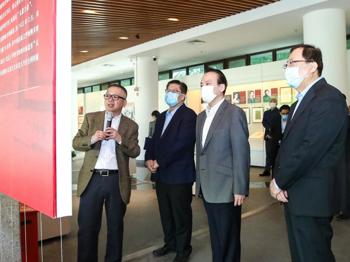 北京大学与新华社签署战略合作协议